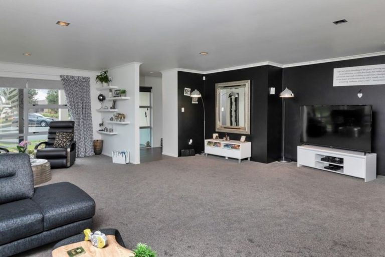 Photo of property in 18 Resolution Place, One Tree Point, 0118
