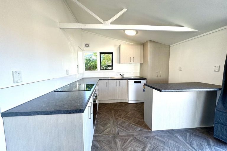 Photo of property in 52 Taipari Road, Te Atatu Peninsula, Auckland, 0610