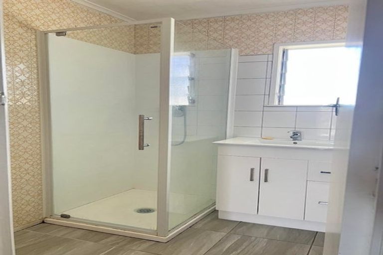 Photo of property in 1/115 Mcleod Road, Te Atatu South, Auckland, 0610