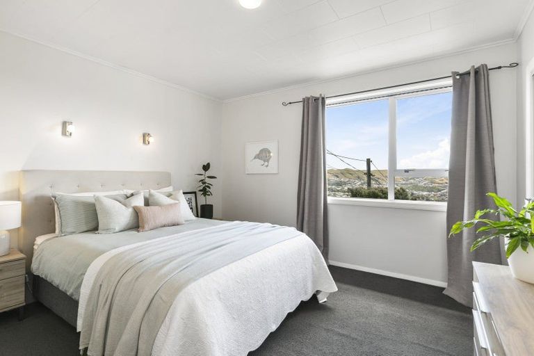 Photo of property in 15 Paparangi Crescent, Paparangi, Wellington, 6037