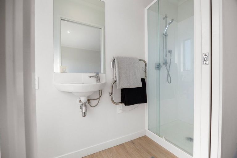 Photo of property in 8/5 Peachgrove Road, Te Atatu Peninsula, Auckland, 0610