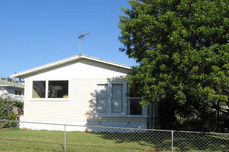 Photo of property in 11 Dolan Place, New Lynn, Auckland, 0600