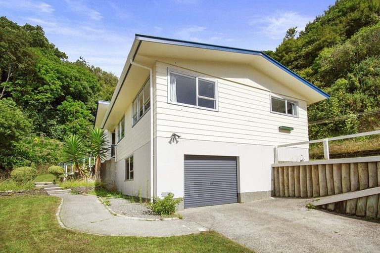 Photo of property in 18 Westhaven Drive, Tawa, Wellington, 5028