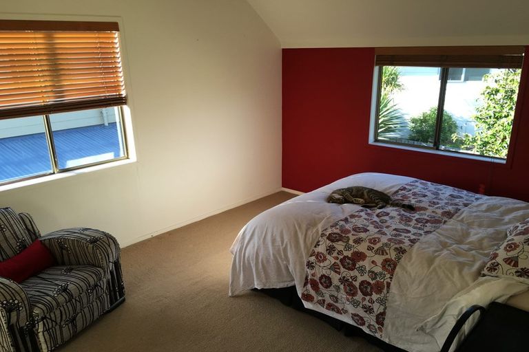 Photo of property in 2/22 Tree View Avenue, Glenfield, Auckland, 0629