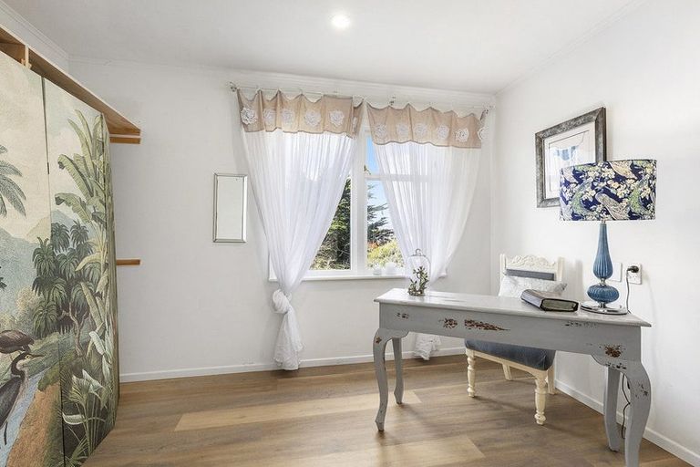 Photo of property in 78 Grays Road, Camborne, Porirua, 5026