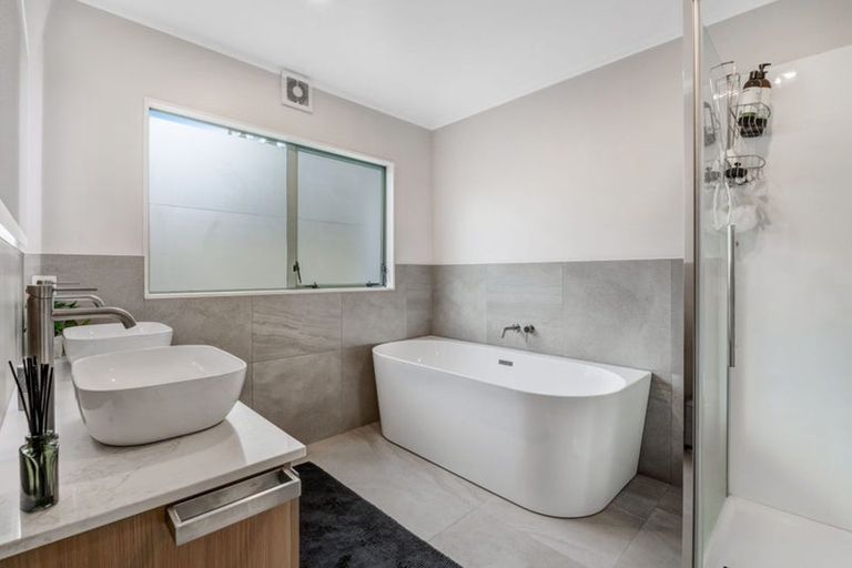 Photo of property in 24 Goldfinch Rise, Unsworth Heights, Auckland, 0632