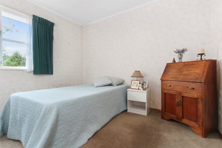 Photo of property in 8 Staincross Street, Green Bay, Auckland, 0604