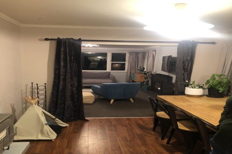 Photo of property in 21 Wakely Road, Newlands, Wellington, 6037