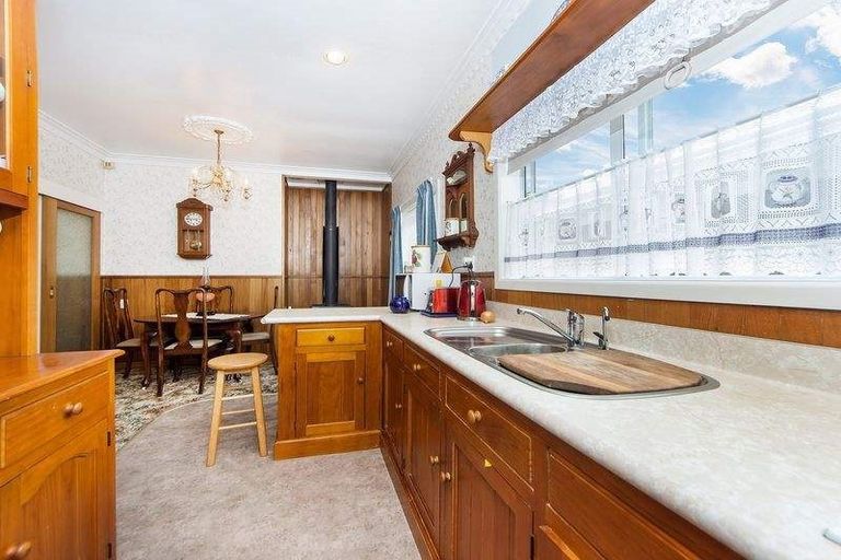 Photo of property in 9 Roberts Road, Te Atatu South, Auckland, 0610