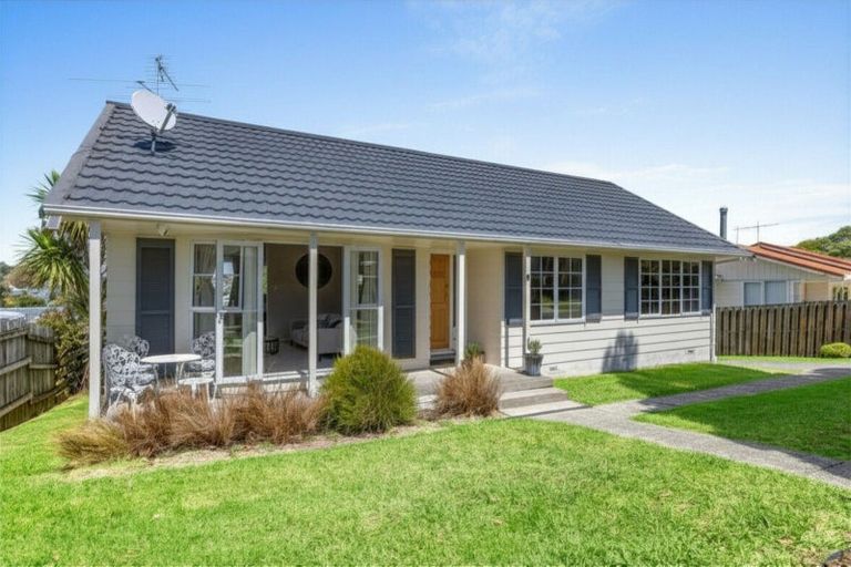 Photo of property in 9 Amorino Drive, Red Beach, 0932
