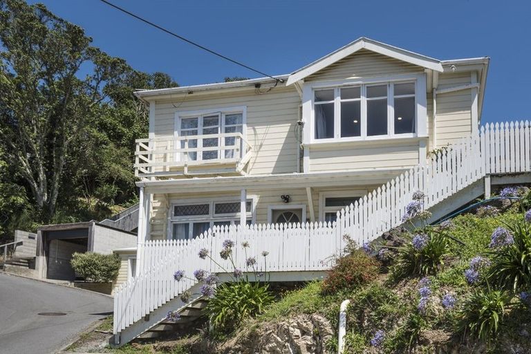 Photo of property in 2 Kopiko Way, Brooklyn, Wellington, 6021