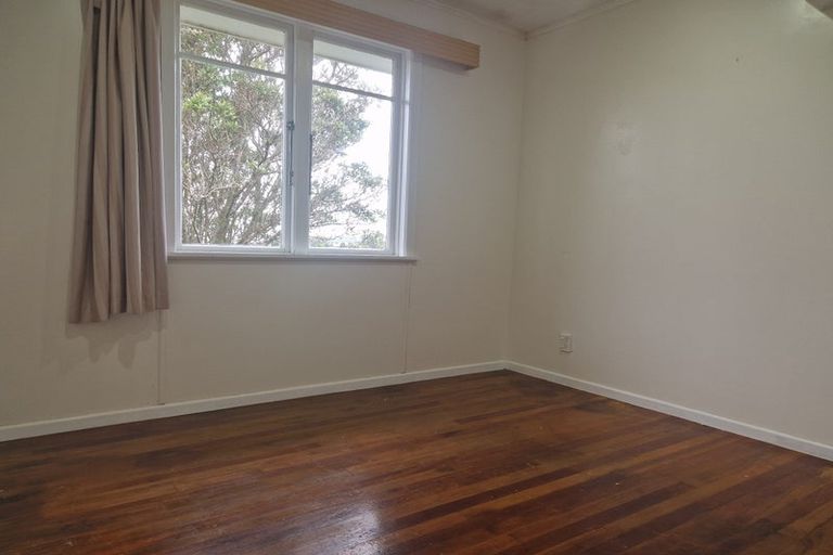 Photo of property in 7 Balmain Street, Newlands, Wellington, 6037
