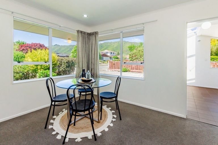 Photo of property in 2a Rewarewa Crescent, Waikanae, 5036