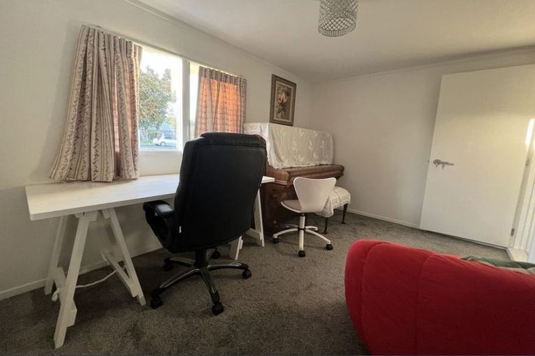 Photo of property in 1/110 Saddleback Rise, Murrays Bay, Auckland, 0630