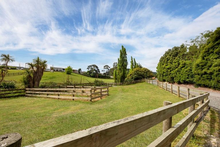 Photo of property in 17 Deacon Road, Riverhead, Kumeu, 0892