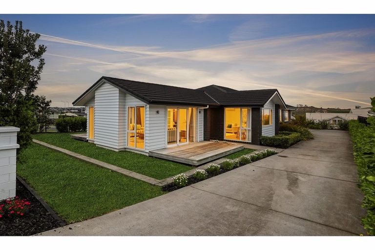 Photo of property in 5 Flavell Drive, Orewa, 0931