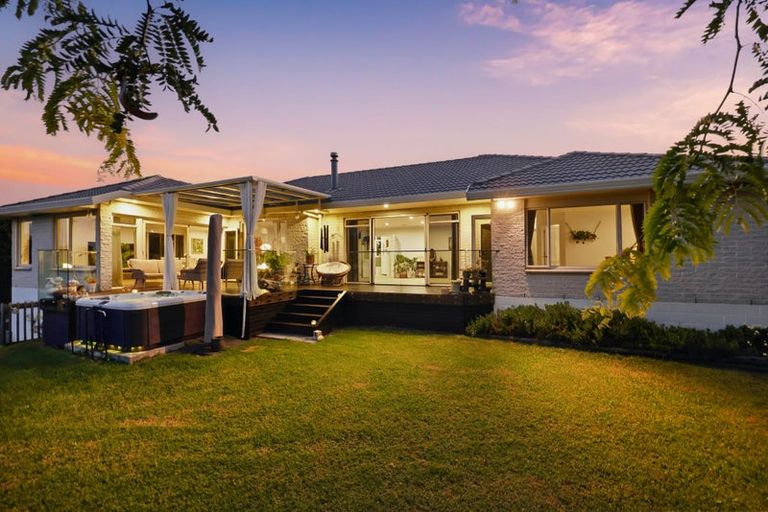 Photo of property in 22 Windfall Grove, Greenhithe, Auckland, 0632