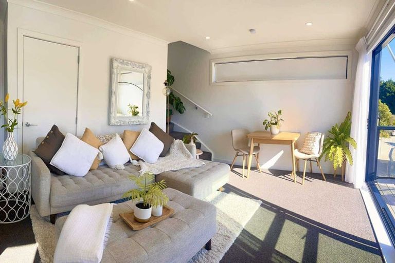 Photo of property in 11 Ara Patukawenga, Tawa, Wellington, 5028