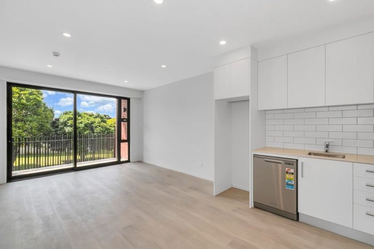 Photo of property in 25 Potter Avenue, Northcote, Auckland, 0627