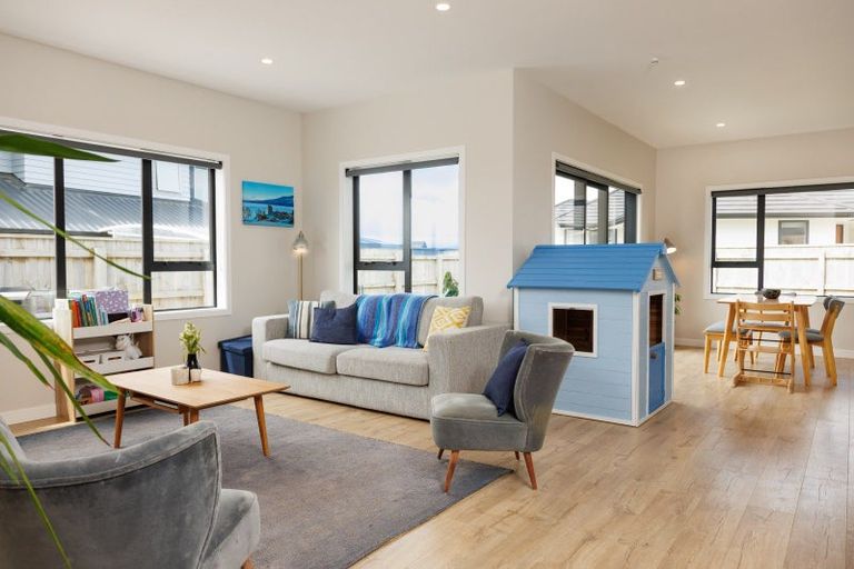 Photo of property in 31 Boeing Way, Newlands, Wellington, 6037