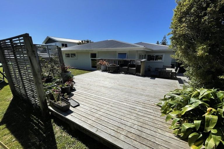 Photo of property in 6 Alder Place, Newlands, Wellington, 6037