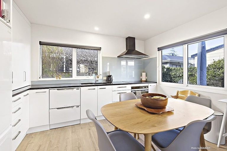 Photo of property in 6 Rua Street, Lyall Bay, Wellington, 6022