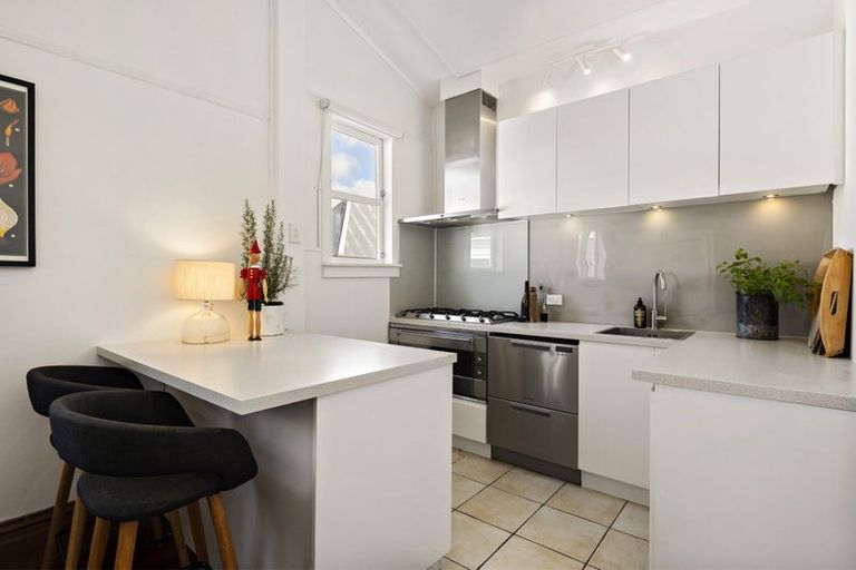 Photo of property in 18 Porritt Avenue, Mount Victoria, Wellington, 6011