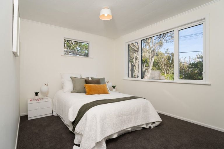 Photo of property in 8 Brooker Grove, Newlands, Wellington, 6037