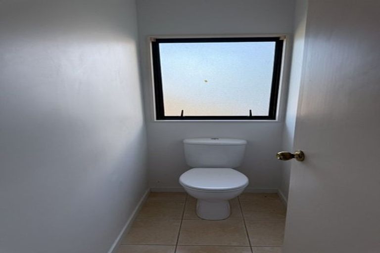 Photo of property in 11 Trotting Terrace, Fairview Heights, Auckland, 0632