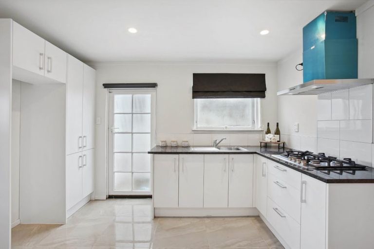 Photo of property in 32 Glenmore Road, Sunnyhills, Auckland, 2010