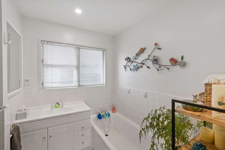 Photo of property in 73 Greendale Avenue, Avonhead, Christchurch, 8042