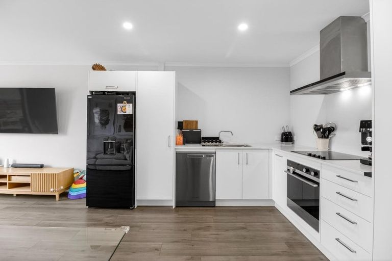 Photo of property in 54 Papatupu Way, Kumeu, 0810