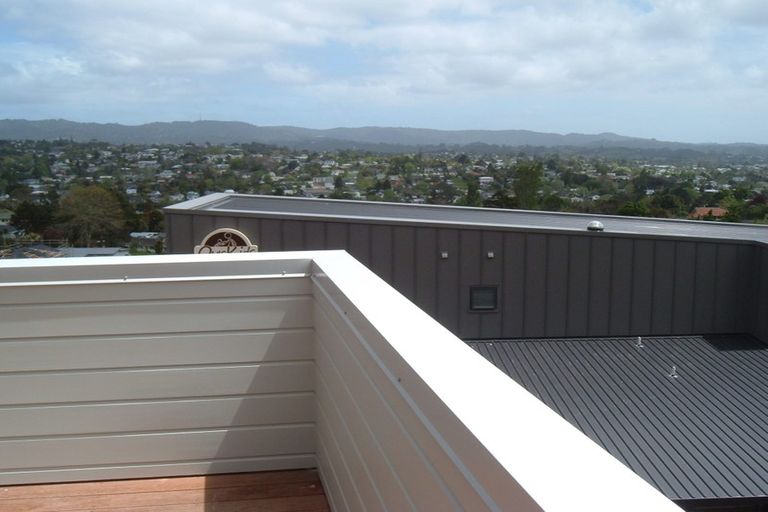 Photo of property in 1 Mataki Way, Glen Eden, Auckland, 0602