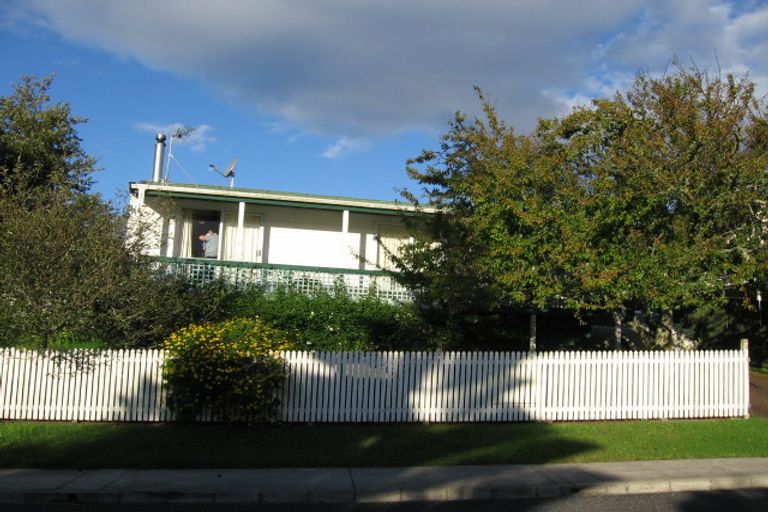 Photo of property in 1 Pomelo Road, Te Atatu South, Auckland, 0610