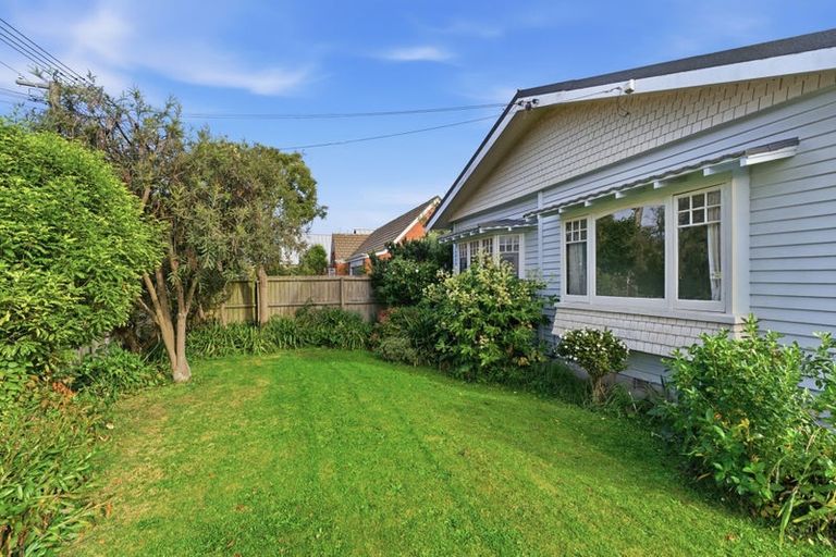 Photo of property in 48 Saint Andrews Square, Strowan, Christchurch, 8052