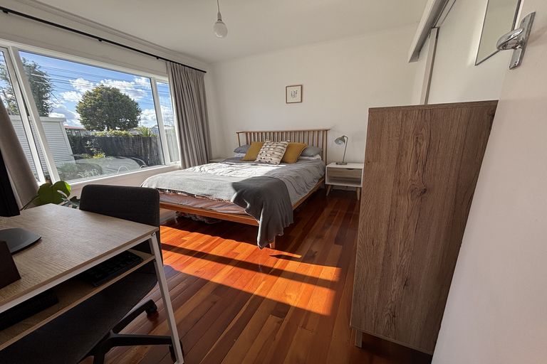 Photo of property in 16 Taikata Road, Te Atatu Peninsula, Auckland, 0610