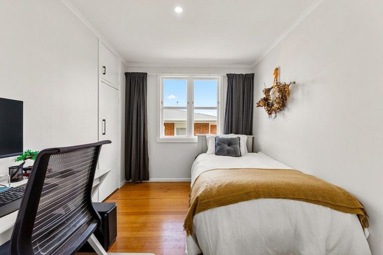 Photo of property in 1/64 Sunnynook Road, Sunnynook, Auckland, 0620