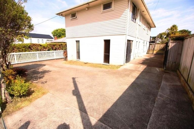 Photo of property in 42 Roberts Road, Te Atatu South, Auckland, 0610