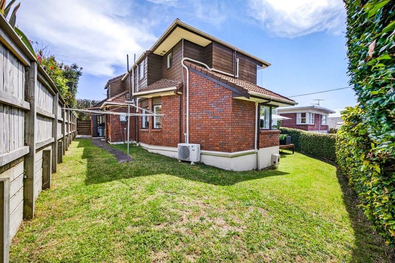 Photo of property in 2/11 Hauraki Road, Hauraki, Auckland, 0622