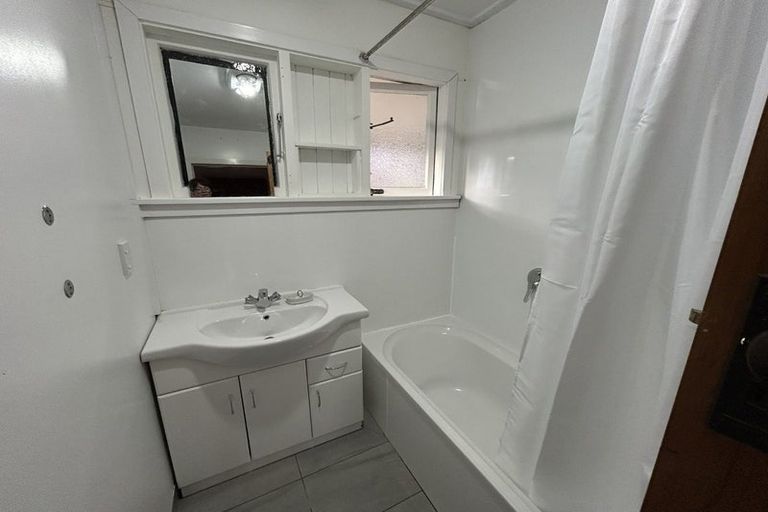Photo of property in 52 Olliviers Road, Phillipstown, Christchurch, 8011