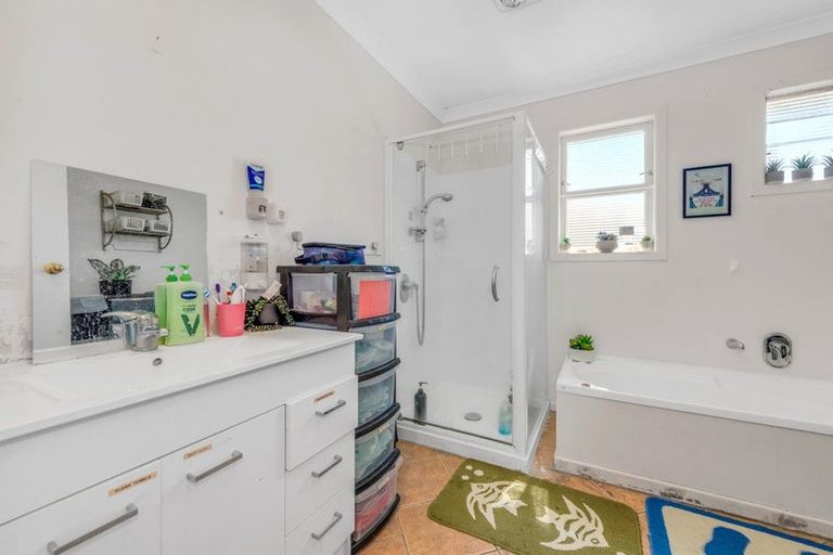 Photo of property in 22 Adams Road, Manurewa, Auckland, 2102