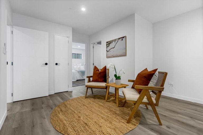 Photo of property in 8b South Lynn Road, Titirangi, Auckland, 0604