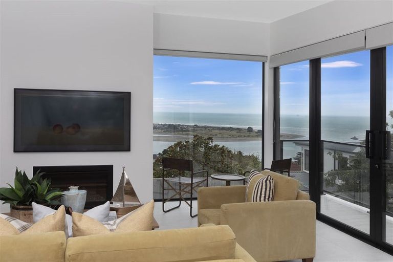 Photo of property in 73 Moncks Spur Road, Redcliffs, Christchurch, 8081