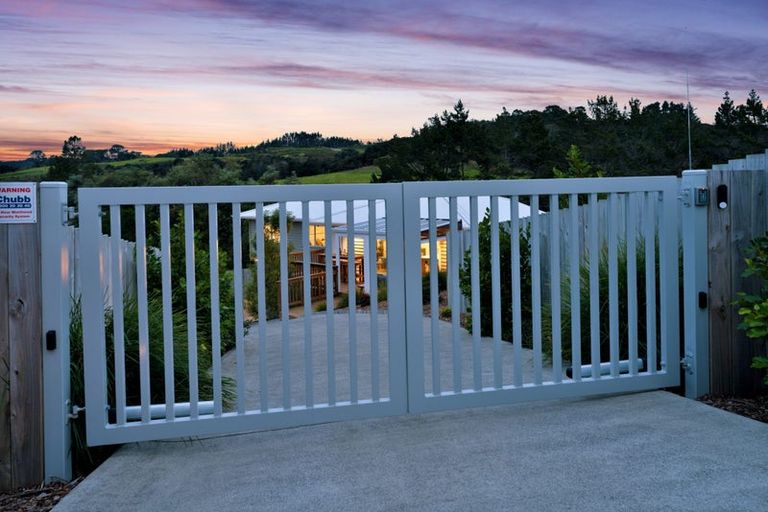 Photo of property in 17 Rauta Way, Helensville, 0800