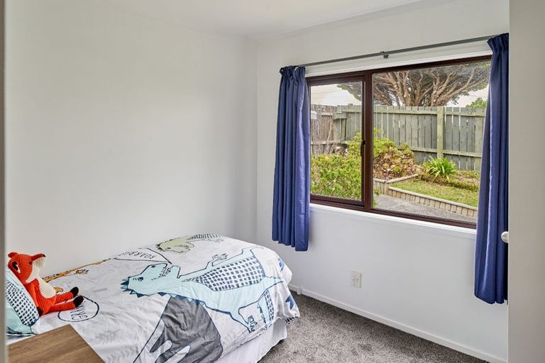Photo of property in 15a Ruskin Road, Newlands, Wellington, 6037