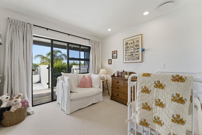 Photo of property in 2/11 Seaview Road, Castor Bay, Auckland, 0620