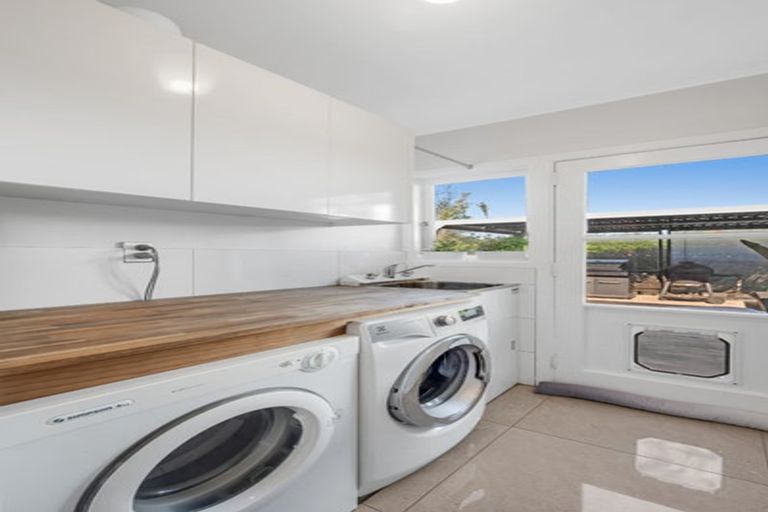 Photo of property in 2/12 Pandora Place, Pakuranga, Auckland, 2010