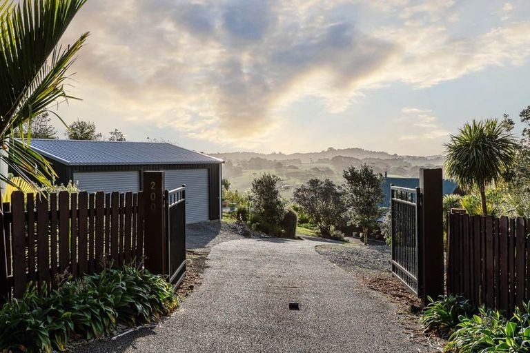 Photo of property in 200 Tawa Road, Kumeu, 0891