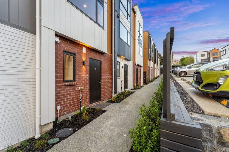Photo of property in 17 Don Oliver Lane, Glen Eden, 0602