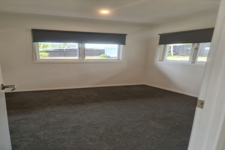 Photo of property in 15 Crompton Road, Massey, Auckland, 0614